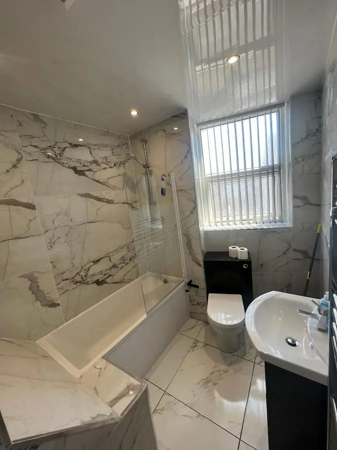 City West Apartments 3 Bedroom Large & Modern Apartment Newcastle upon Tyne 0*,